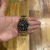 Rolex Submariner Date en oro amarillo de 18 quilates con bisel y esfera negros.