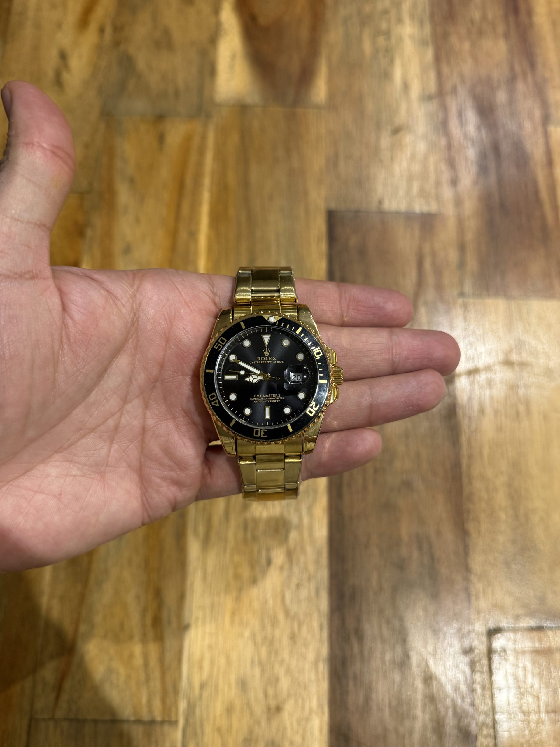 Rolex Submariner Date en oro amarillo de 18 quilates con bisel y esfera negros.