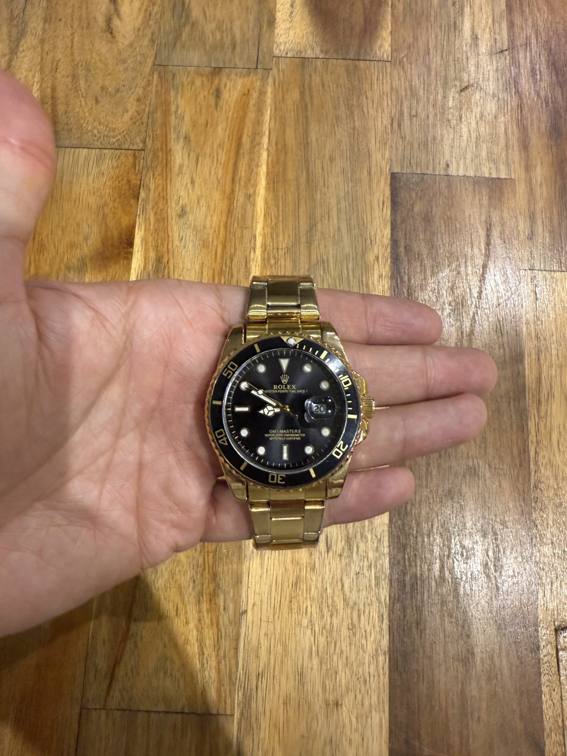 Rolex Submariner Date en oro amarillo de 18 quilates con bisel y esfera negros. (2)