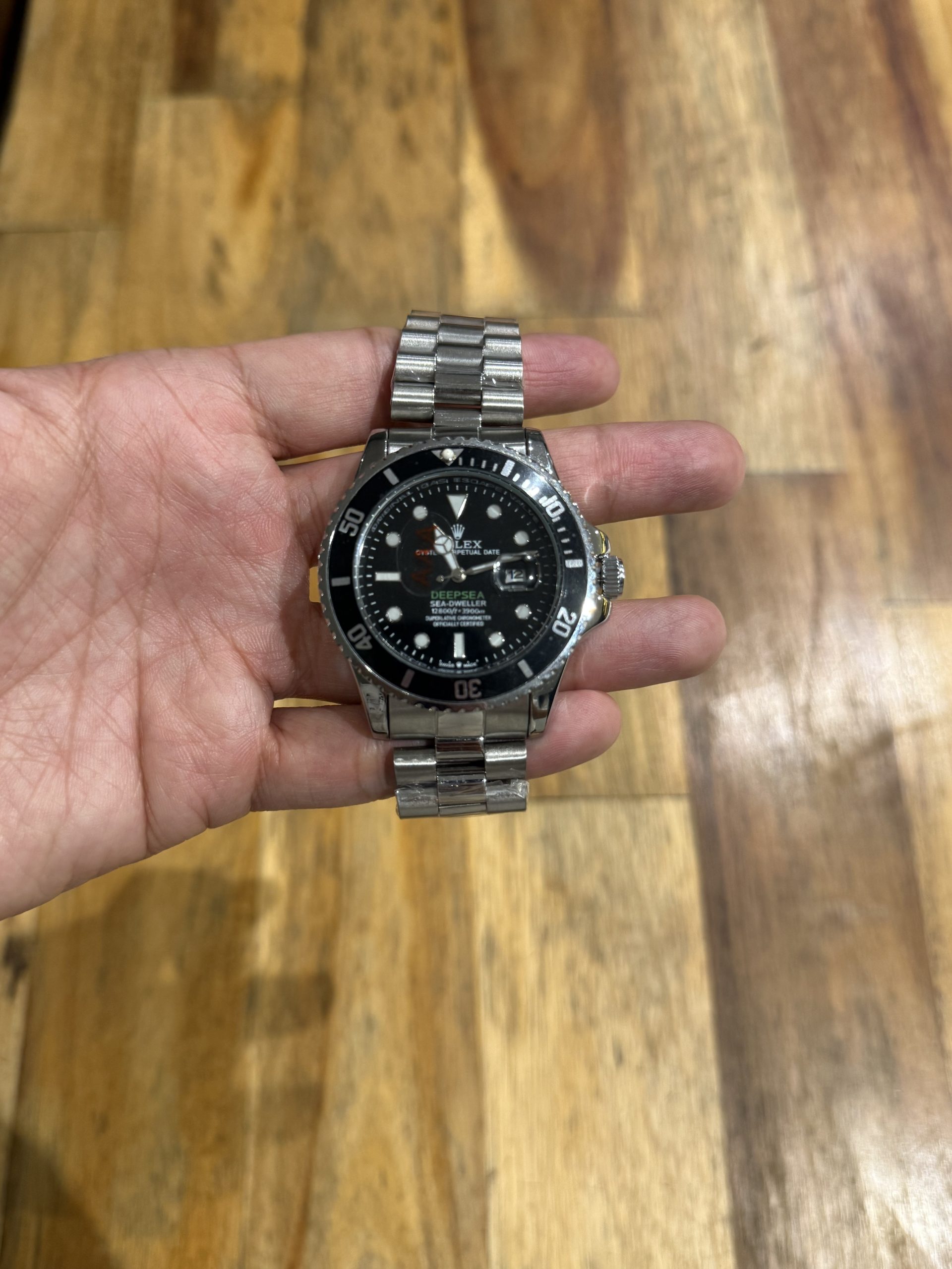 Rolex Submariner en acero Oystersteel con bisel negro y esfera negra.