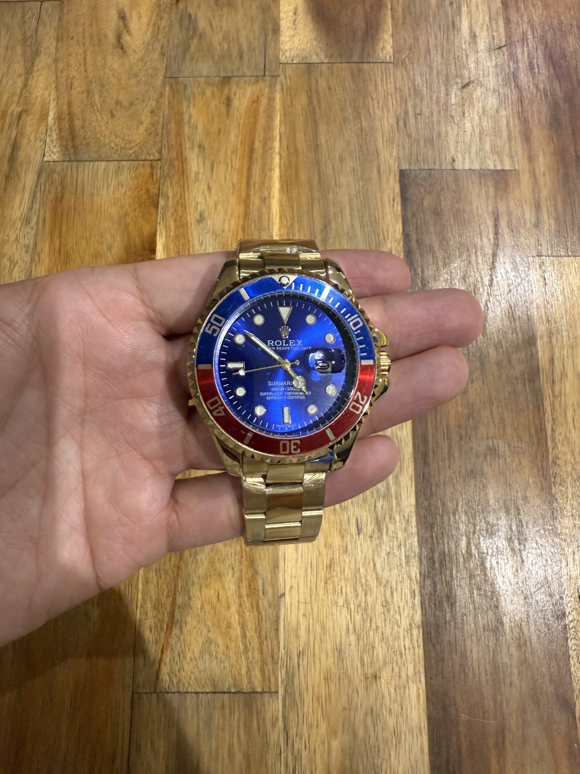 Rolex Submariner en tono dorado con bisel Pepsi azul